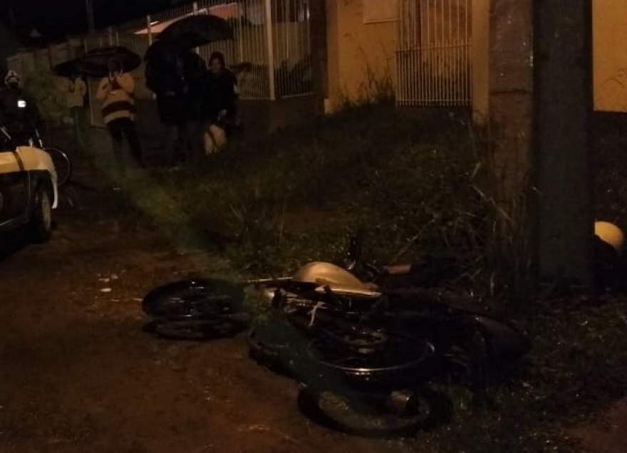 Assalto terminou com a colisão em um poste da dupla em fuga, matando um dos assaltantes