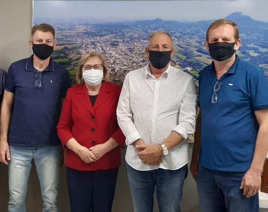A deputada Zilá Breitenbach, ao lado do assessor André Rohde, na visita ao prefeito Rim e ao vice Cristiano