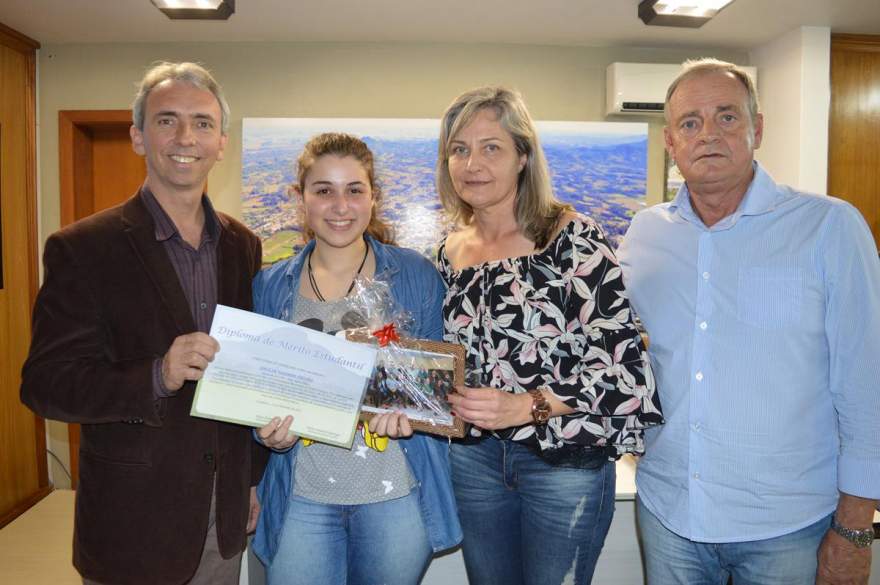 Secretária de Saúde Estudantil Diulia Yasmim Freire (EMEF Adão Jaime Porto), ao lado da secretária Sandra Gewehr e do prefeito e vice 