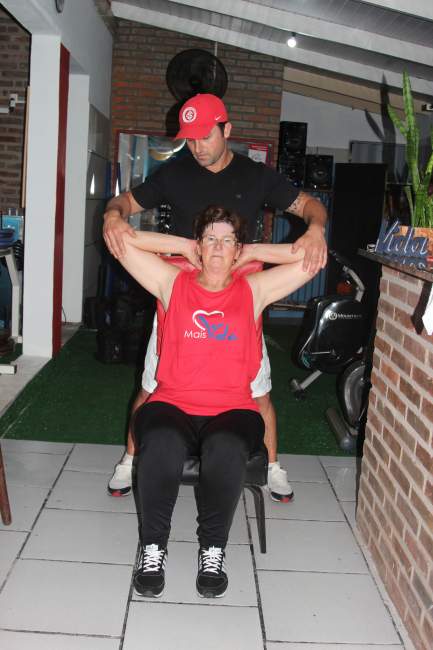 Instrutor Juliano realiza os exercícios com os alunos