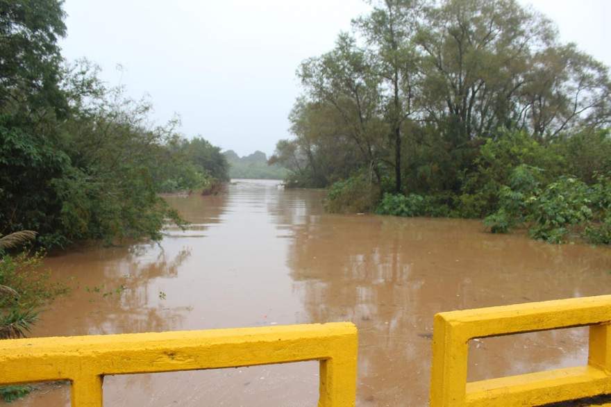 Imagem na direção do rio na segunda ponte no sentido centro/rua da Praia