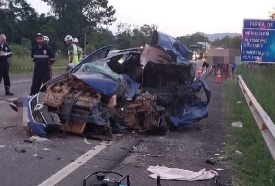 Veículo ficou praticamente todo destruído por conta do choque 