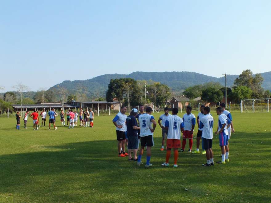 As equipes A (camiseta branca) e B do Olarias