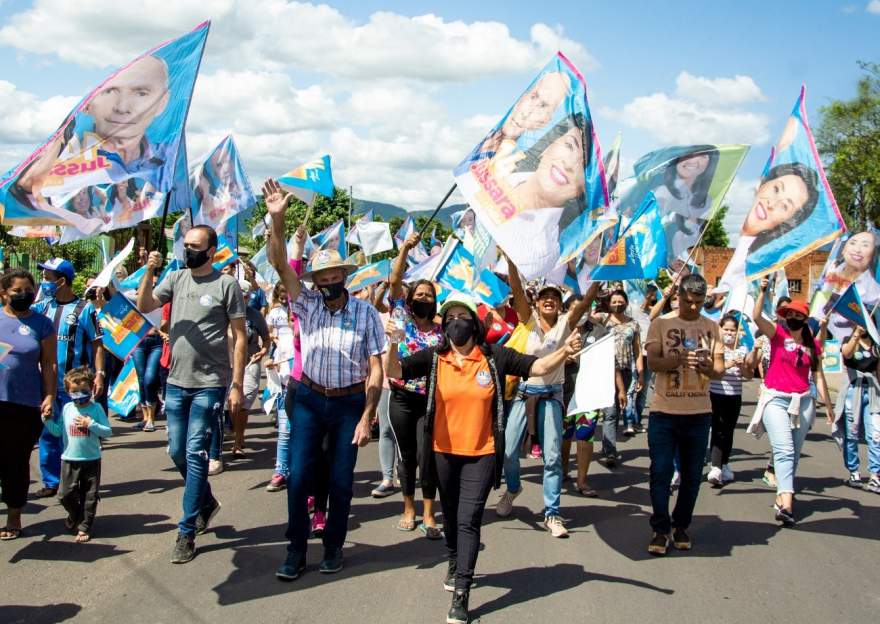 A caminhada de Jussara e Odilo no bairro Ewaldo Prass