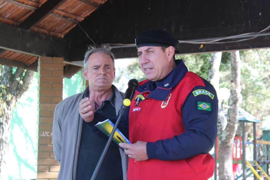 Representante da Liga Nacional entrega livro que relata história da entidade nacional