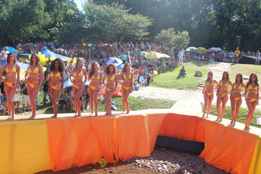 Desfile foi realizado na passarela montada na Prainha Carlos Larger - Fotos: Diego Foppa e Odete Jochins