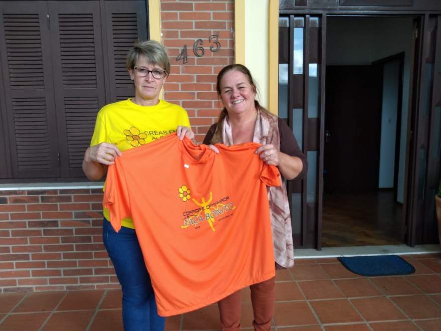 Maristela Rohlfes e Marta Emmel com a camiseta alusiva da corrida de 2019