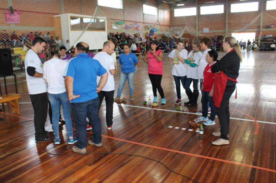 Grupos em cumprimento de tarefa no Gigante do Botucaraí