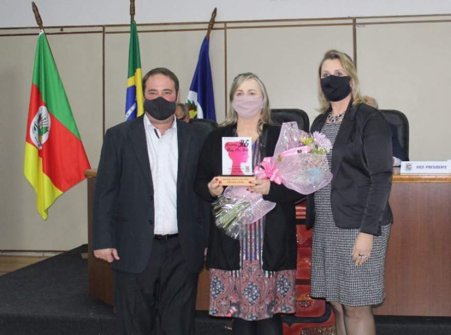 A entrega do troféu para Elaine Behling Lopes