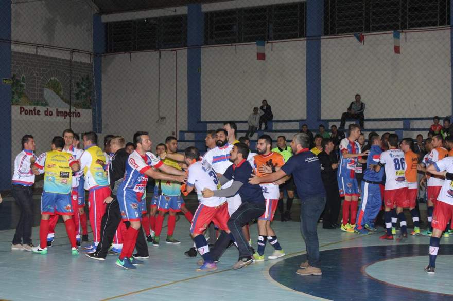 No final da partida, gol anotado pela Acesa depois do tempo regulamentar gerou uma confusão
