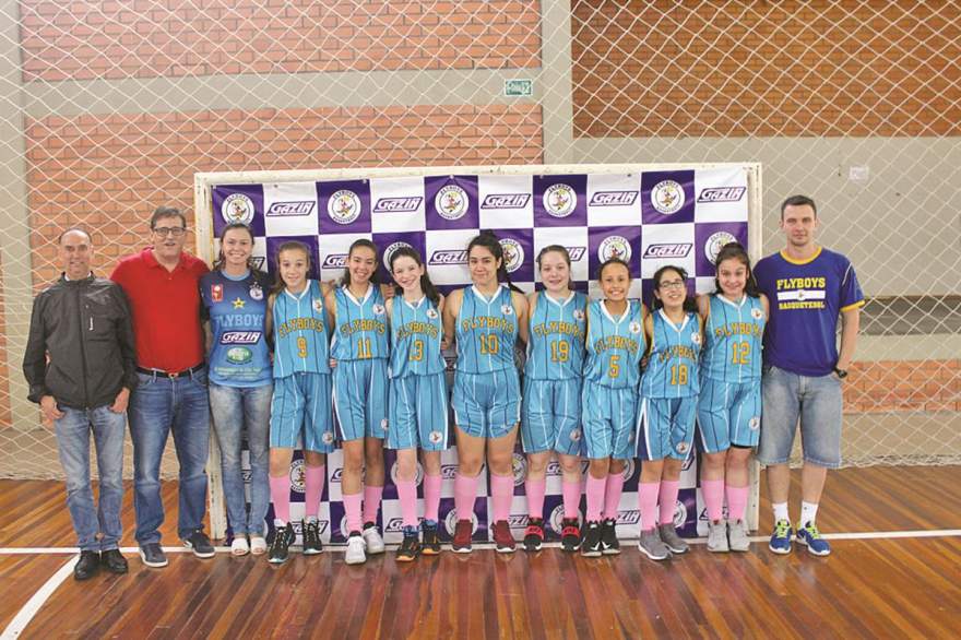 Presidente Rogério Caberlon (segundo à esquerda) confirmou a realização das finais do estadual de basquete de base em Candelária