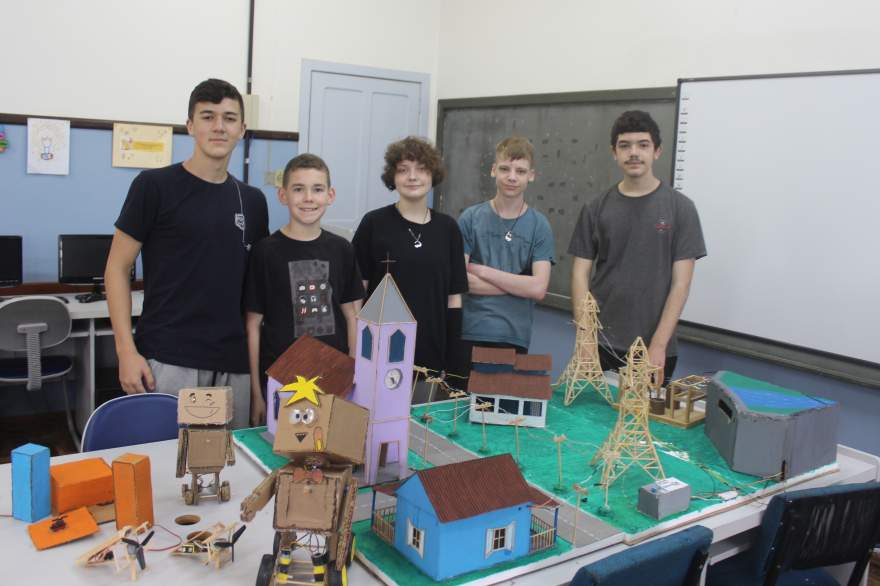 Os alunos do 8º ano: Miguel, Emilly, Maurício, Kauê e Vitor, tem se destacado através de seus projetos junto ao Laboratório de Criatividade da es