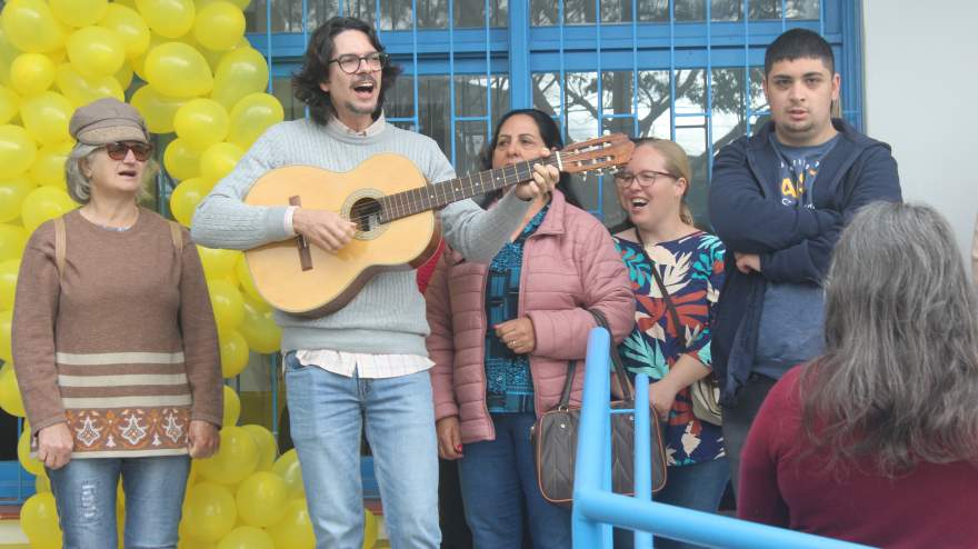 O psicólogo Marcos Vinícius da Rosa puxou o violão e apresentou algumas músicas com o grupo de canto (Foto: Arthur L. Mallmann | Folha de Candelá