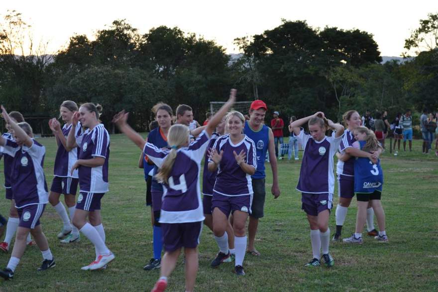 Comemoração da equipe Atlético Palmeiras pelo título no futebol feminino