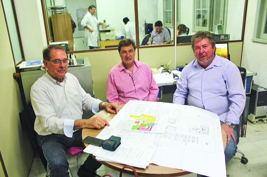 Lissauer Barbosa, Jonas Badermann e Aristides Feistler elaboram projeto arquitetônico para instalação de tomógrafo no Hospital Candelária