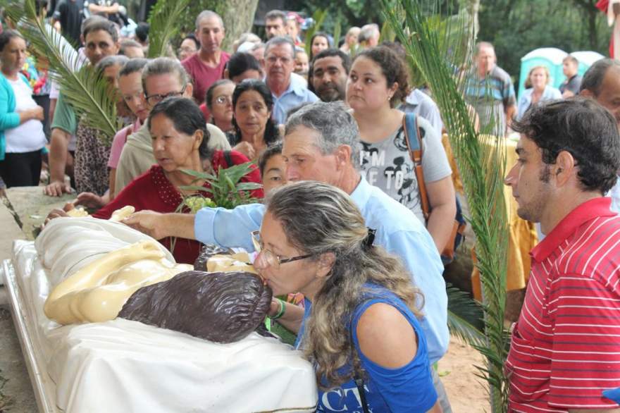 Romaria ao chamado cerro santo normalmente atrai muitos fiéis