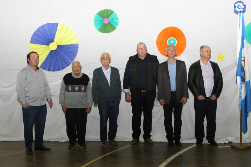 João Corrêa, ao lado do diretor Alan, frei Albano, Daniel Bernardy, prefeito Paulo e do padre José Carlos Stoffel