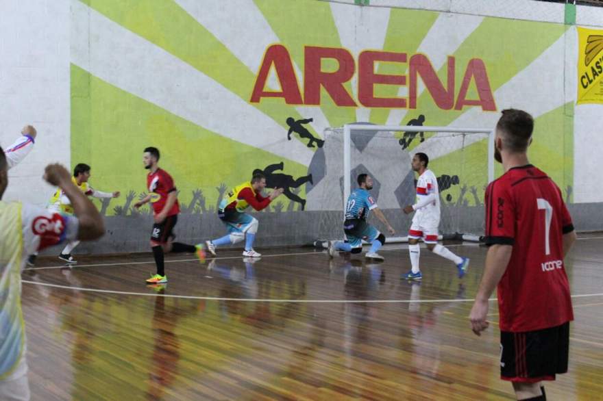 Jogadores do Atlético comemoram defesa do goleiro Testa em cobrança de tiro livre do MGA