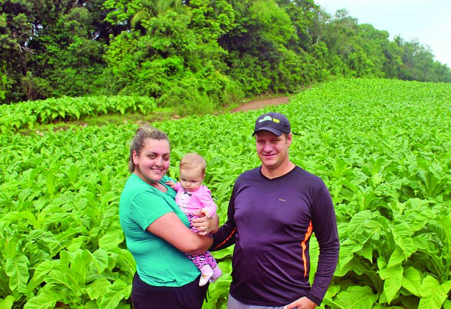 Jeferson, sua esposa Caroline e filha Maitê, de seis meses