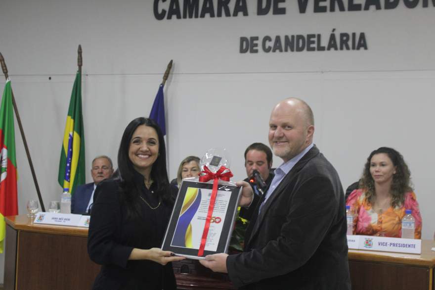 Vereadora Alexandra Bini entrega da placa comemorativa