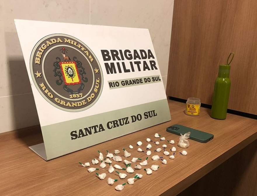 Médico foi preso com 45 buchas de cocaína (Foto: Guilherme Bica - Portal Gaz) 