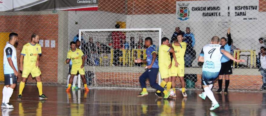 Imagem mostra a cobrança de falta na qual Bruno marcou o segundo gol do Ewaldo Prass