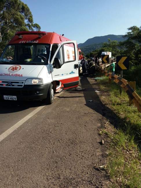 Ambulância do Samu atendeu a ocorrência, junto com os Bombeiros Voluntários de Candelária