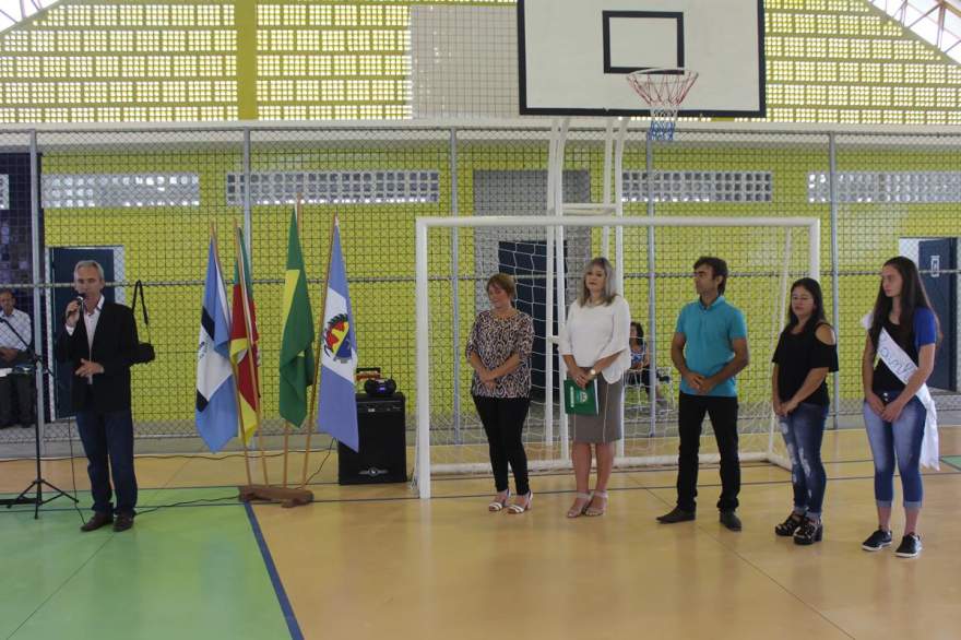 Cerimônia reuniu autoridades e representantes da escola