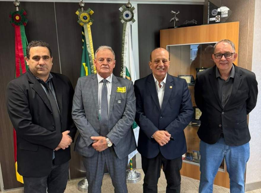 Rim, o secretário Jorge Mallmann e o vereador Cezar com o ministro Nardes: pendência deve ser resolvida ainda nesta semana

