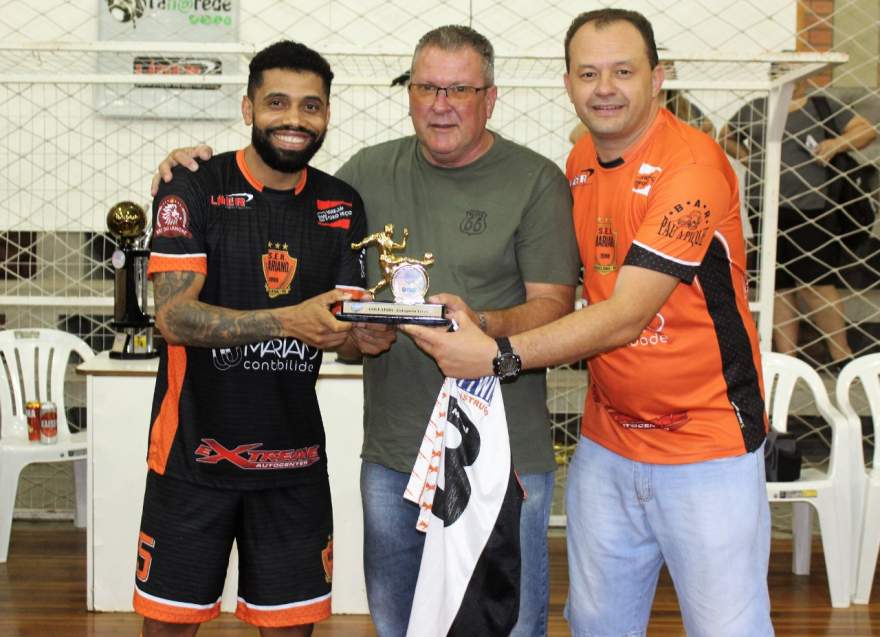 Douglas Beiço recebe o troféu de goleador da livre, representando Pato