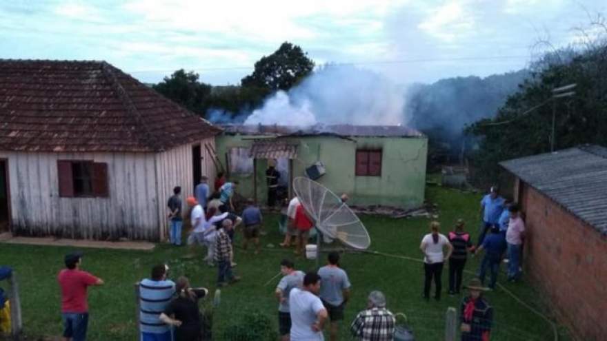 Intensidade das chamas foi percebida por vizinhos, que chamaram os Bombeiros Voluntários de Candelária