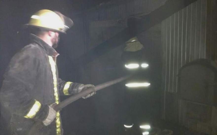 Incêndio destruiu uma estufa elétrica com 300 grampos de tabaco na localidade de Travessão Schoenfeldt (Fotos: Arzélio Strassburger)
