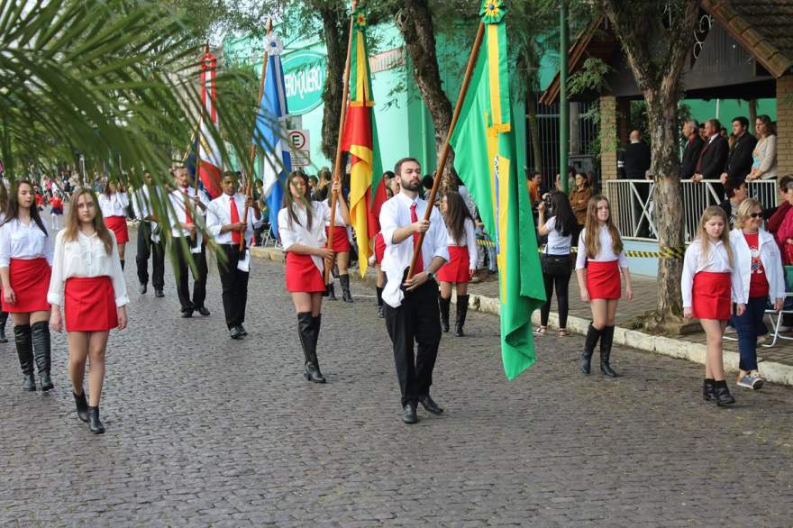 Colégio Ulbra/Concórdia realizou sua última participação na Caminhada Cívica, já que o educandário deve encerrar atividades no final do ano