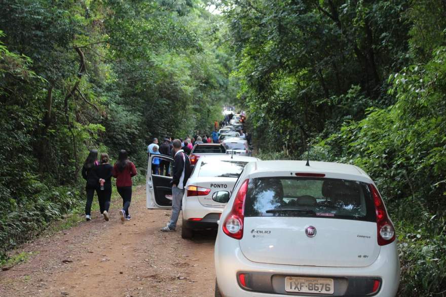 Antes da celebração, um congestionamento no trecho final da subida