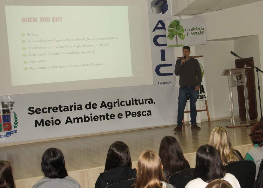 Palestra do biólogo Humberto Lange foi realizada para alunos do ensino médio e demais pessoas interessadas 