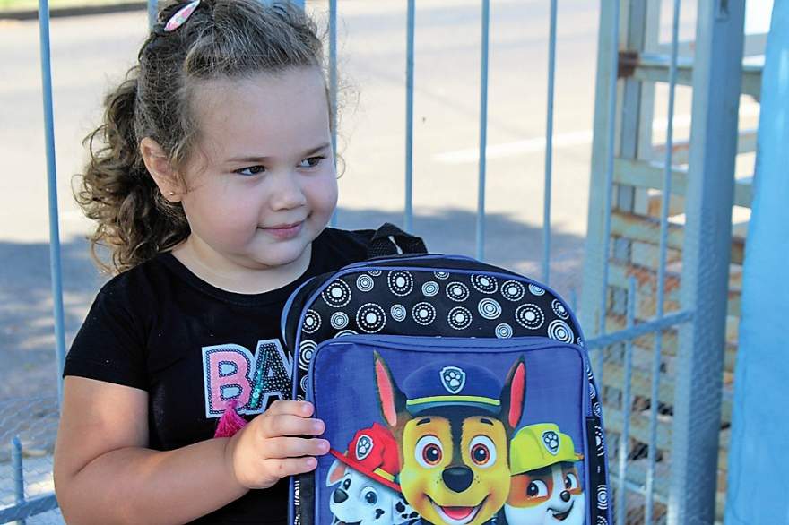 Gabriela, 3 anos, mostra seu material escolar que passará a ser utilizado a partir de quinta, 23 | Foto: Arthur Mallmann / Folha de Candelária