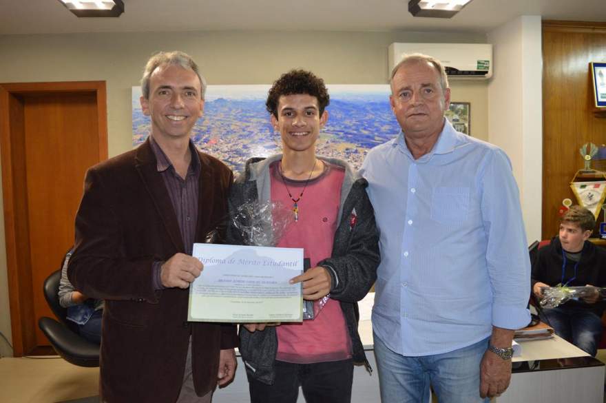 Prefeito Estudantil Brayan Junior Gabe de Oliveira (EMEF São Paulo), ao lado do prefeito Paulo Butzge e vice Nestor Ellwanger