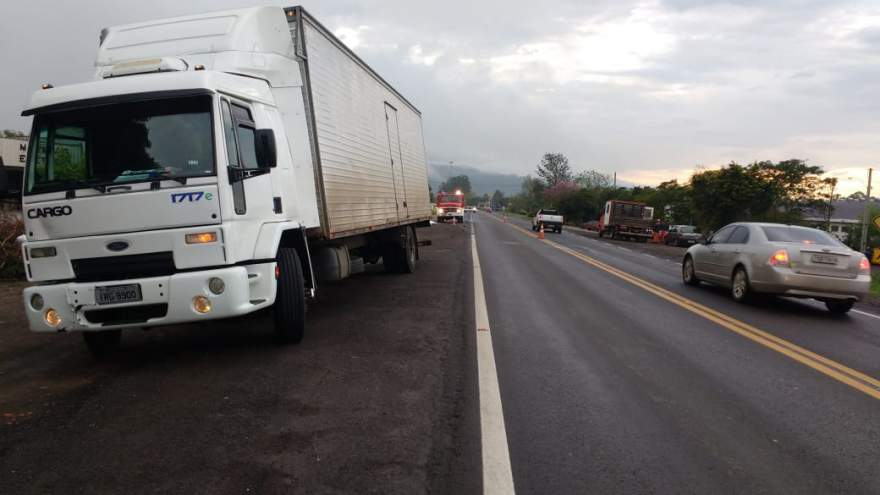 Caminhão Ford Cargo, com placas de Santa Cruz do Sul, atingiu a vítima no lado direito