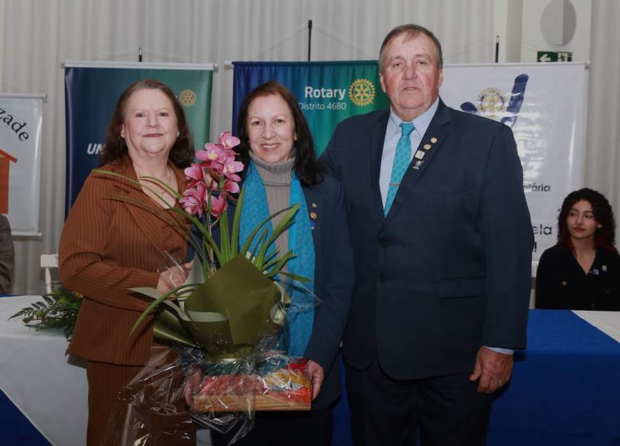 O casal presidente do Rotary Marlene e Nestor Mahl com Maria Beatriz Moraes, governadora Distrito 4680