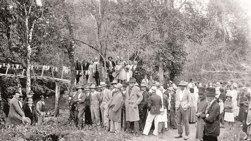 Inauguração festiva de uma pinguela sobre o arroio entre as décadas de 30 ou 40. Primeiro templo evangélico ficava do outro lado do arroio