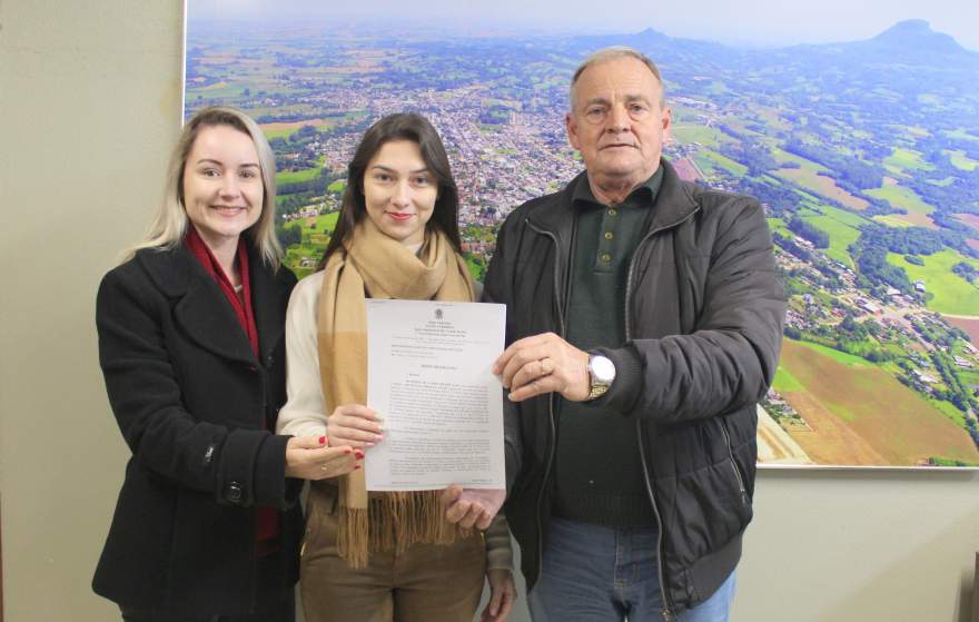 Prefeito Nestor Ellwanger, ao lado da subprocuradora Tanaela Müller e a assessora jurídica Jackeline Porto Rehbein