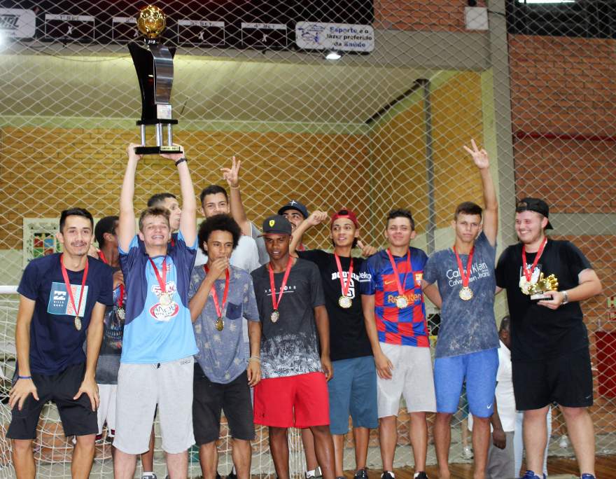 Atletas do FCC/Beise com o troféu de campeão