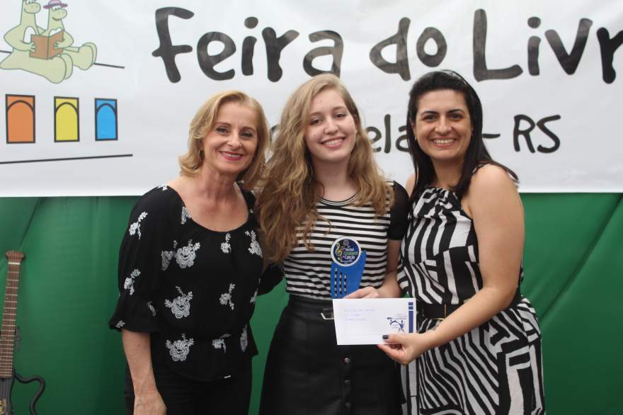 A premiação de Yasmin, segunda colocada na categoria infantojuvenil