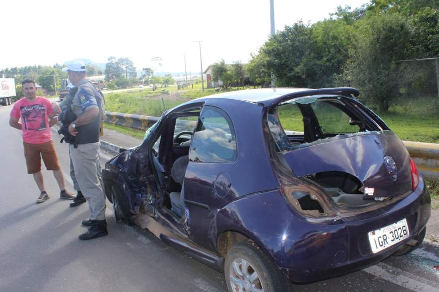 O Ford Ka ficou bastante avariado com a colisão