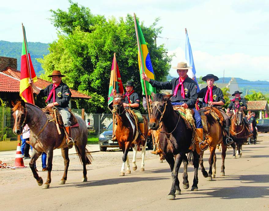 Grupo de cavaleiros do CTG partirá em busca de Chama Crioula no dia 2 de setembro e deve retornar ao município no dia 9, dando início as celebraç