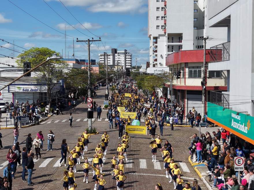 Cerca de dois mil alunos representaram suas escolas no desfile