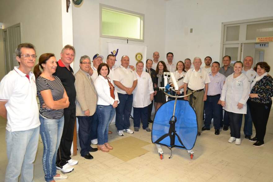 Rotarianos, funcionários e integrantes da diretoria do SCHC junto ao novo equipamento