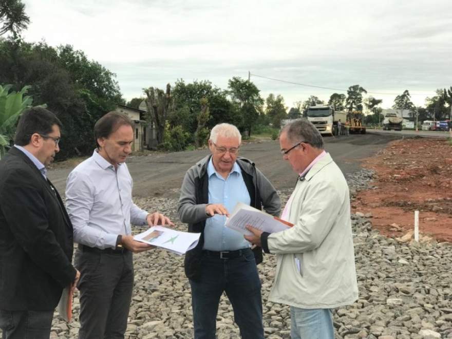 Secretario Juvir Costella em visita as obras no trevo da Marilene - Divulgação / EGR