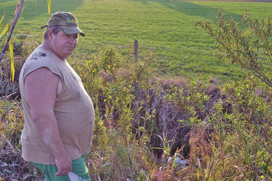 Roney Diehl, 54 anos, mostra o local por onde os bandidos entraram para furtar uma vaca Jersey     