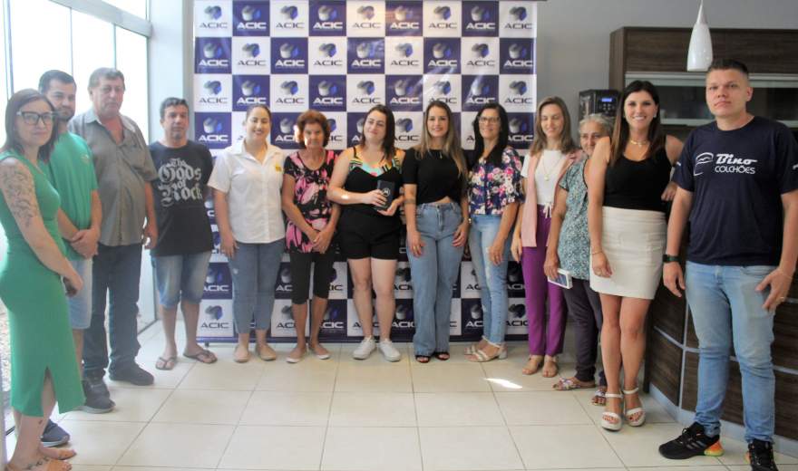 Vencedores com as empresas que venderam os cupons premiados
